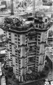 Vue aérienne du chantier de la Tour Totem en cours de construction — IGH de 32 étages, grue intérieure visible